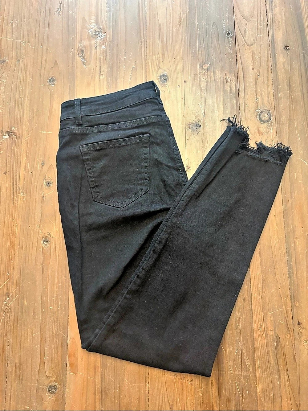 NWOT Black button front skinny crop jeans
